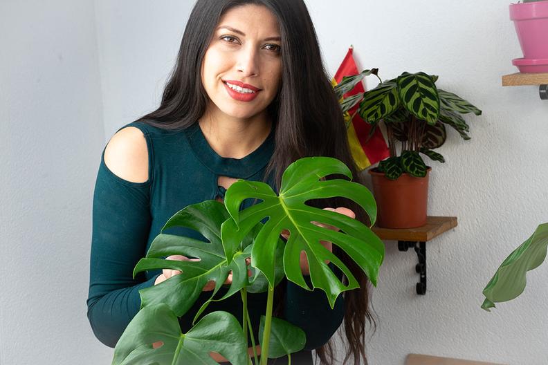 fabiola con una planta costilla de adan