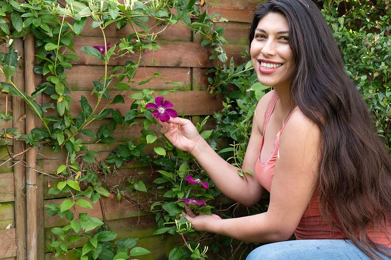 fabiola con una clematis trepadora en la sombra